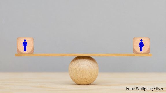 Gleichberechtigung, Mann, Frau, Gleichstellung, gender, Geschlecht, männlich, weiblich, gleiche Rechte, Diskriminierung, Gleichstellung, Geschäft, business, Gerechtigkeit, Geschäftsmann, Geschäftsfrau, Frauenquote, Quotenfrau, Recht, Gesetz, Gleichheit, Kultur, Gesellschaft, transgender, sozial, Arbeit, Job, Position, Kooperation, Fairness, Vorstand, Aufsichtsrat, Geschäftsleitung, Quote, Beruf, Arbeitsplatz, Karriere, Emanzipation, Unterdrückung, Symbol, Würfel, zeichen, Paragraf, Symbolbild, Konzept, abstrakt