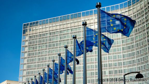 Europäische Union EU-Flaggen vor dem Sitz der Europäische Kommission