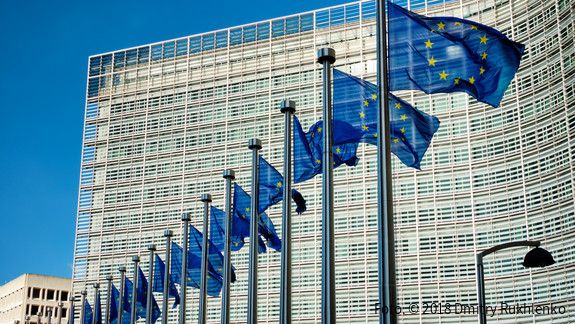 EU-Flaggen vor dem Sitz der Europäische Kommission EU-Flaggen vor dem Sitz der Europäische Kommission