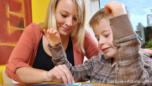 Mutter und Kind beim Spielen Mutter und Kind beim Spielen