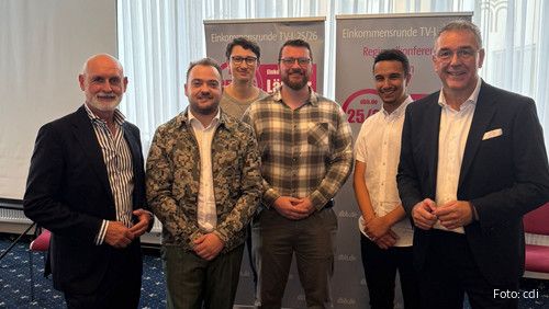 Zu sehen sind dbb-Chef Volker Geyer (links), Matthäus Fandrejewski (zweiter v. l.), dbb-Vize Andreas Hemsing (rechts) und Mitglieder der dbb jugend.