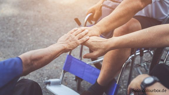 Inklusion Menschen mit und ohne Behinderung reichen sich die Hände