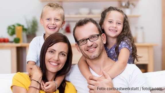 Familiäre Sorgearbeit Familie mit zwei Kindern