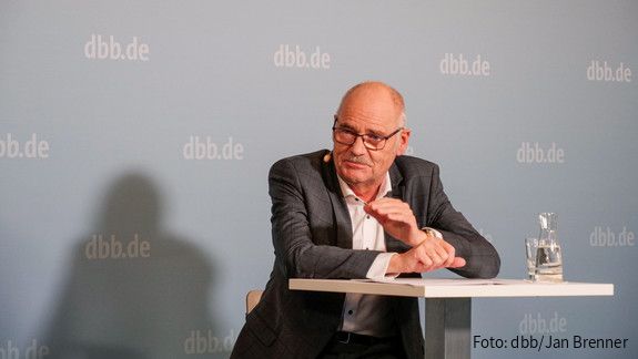 dbb forum ÖFFENTLICHER DIENST digital: Corona-Pandemie und Dienstunfall – was bedeutet das? dbb forum ÖFFENTLICHER DIENST digital: Corona-Pandemie und Dienstunfall – was bedeutet das?