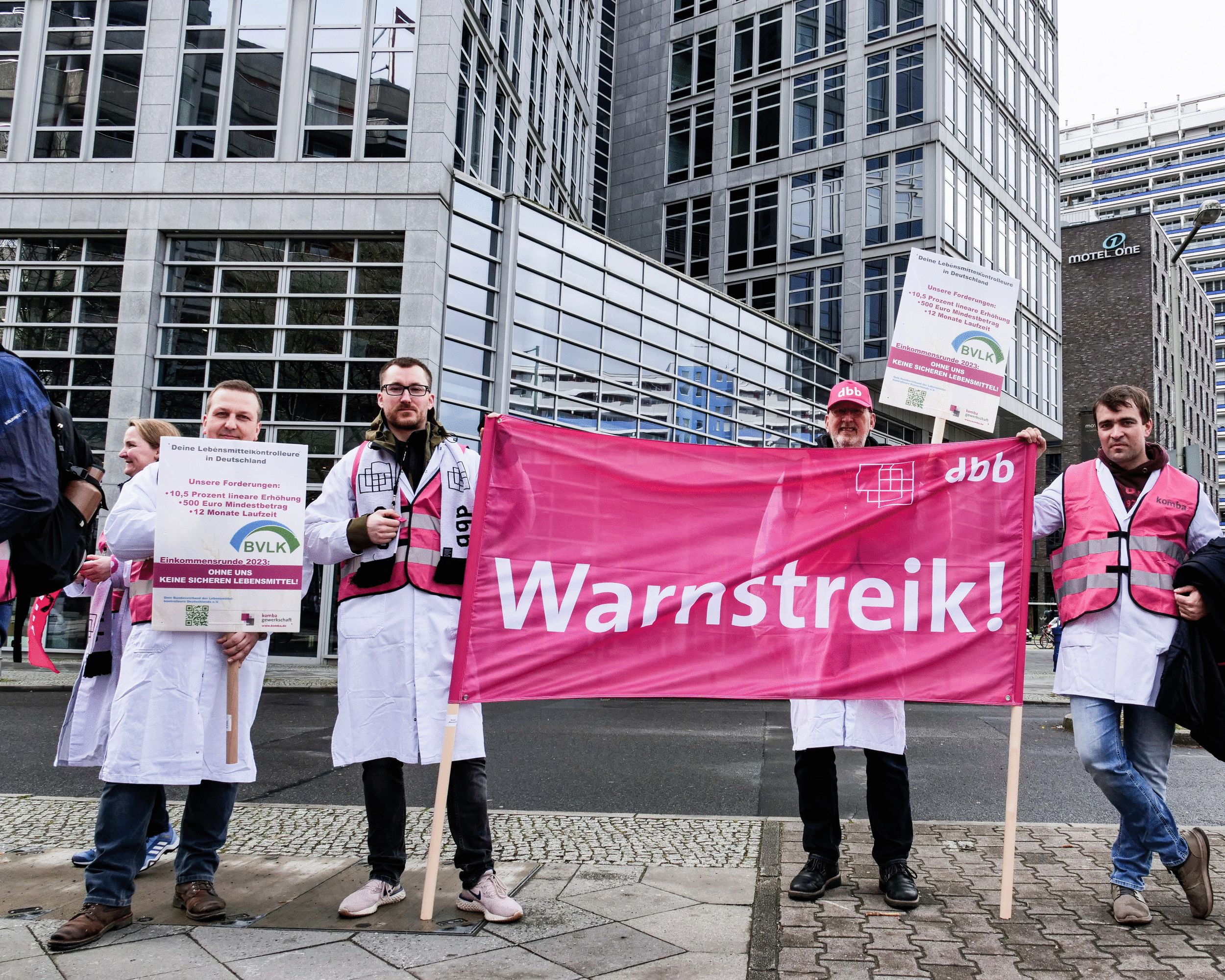 Lebensmittelkontrolleure protestieren vor der VKA-Geschäftsstelle in Berlin