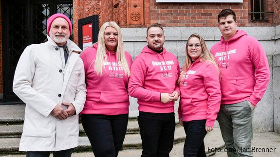 Die Uhr verdeutlicht: Für den öffentlichen Dienst ist es fünf nach zwölf! Berlin, Matthäus Fandrejewski, Volker Geyer, dbbj, rotes rathaus