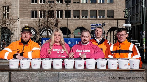 Das Foto zeigt Mitglieder der dbb jugend, die Streugut an Passanten verteilen, um zu zeigen, wie wichtig die Arbeit des öffentlichen Dienstes ist. In dem Fall die Arbeit der Straßenwärter, die streuen, wenn es glatt ist.