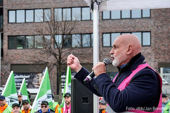 Das Foto zeigt die Demonstration der Beschäftigten der Autobahn GmbH in Berlin.