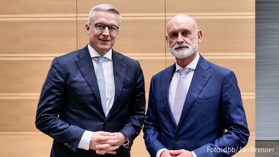Modernisierungsagenda: Mittel aus Effizienzsteigerung in Beschäftigte investieren! Das Foto zeigt Digitalminister Karsten Wildberger (links) und dbb-Chef Volker Geyer.
