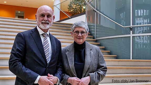 Das Foto zeigt dbb-Chef Volker Geyer und Britta Haßelmann, Co-Fraktionschefin der Grünen im Bundestag. Beide stehen nebeneinander auf einer Treppe.