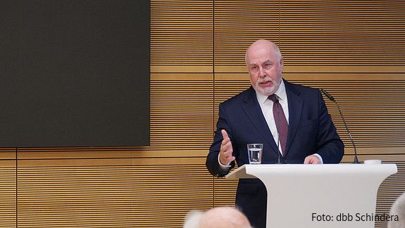 Ulrich Silberbach spricht auf der 50-Jahres-Feier des vhw
