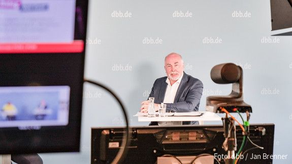 dbb dialog „Zu teuer, zu langsam, zu unkoordiniert: Wie kann die Digitalisierung der öffentlichen Verwaltung doch noch gelingen?“ dbb dialog „Zu teuer, zu langsam, zu unkoordiniert: Wie kann die Digitalisierung der öffentlichen Verwaltung doch noch gelingen?“