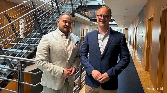 Das Bild zeigt den Vorsitzenden der dbb jugend Matthäus Fandrejewski mit dem beamtenpolitischen Sprecher der Grünen Marcel Emmerich in einem Treppenhaus.
