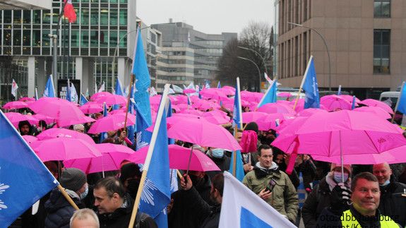 Demo Hamburg Es ist ein Demozug zu sehen, auf dem viele pinke Regenschirme gespannt wurden.