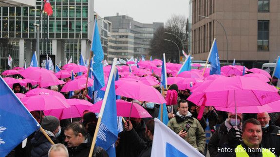 Demo Hamburg Es ist ein Demozug zu sehen, auf dem viele pinke Regenschirme gespannt wurden.