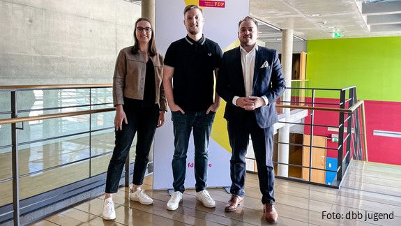 Bleiben im Gespräch: Jugendreferentin Viktoria Matzen, Bundestagsabgeordneter Jens Teutrine (FDP) und Matthäus Fandrejewski, Vorsitzender der dbb jugend. Bleiben im Gespräch: Jugendreferentin Viktoria Matzen, Bundestagsabgeordneter Jens Teutrine (FDP) und Matthäus Fandrejewski, Vorsitzender der dbb jugend.