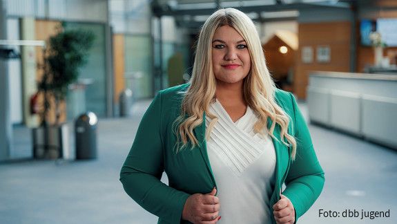 Daria Abramov zu Gast bei „AMTLICH!” Foto einer Frau mit blonden Haaren und grüner Jacke