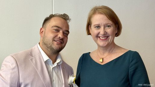 Das Foto zeigt Matthäus Fandrejewski, Vorsitzender der dbb jugend, und die Grünen-Politikerin Lisa Paus.