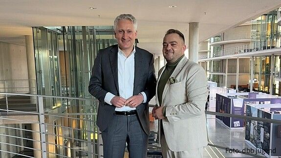 Das Foto zeigt den Bundestagsabgeordneten Hansjörg Durz (CSU) und Matthäus Fandrejewski, Vorsitzender der dbb jugend.