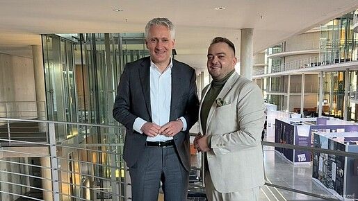 Das Foto zeigt den Bundestagsabgeordneten Hansjörg Durz (CSU) und Matthäus Fandrejewski, Vorsitzender der dbb jugend.