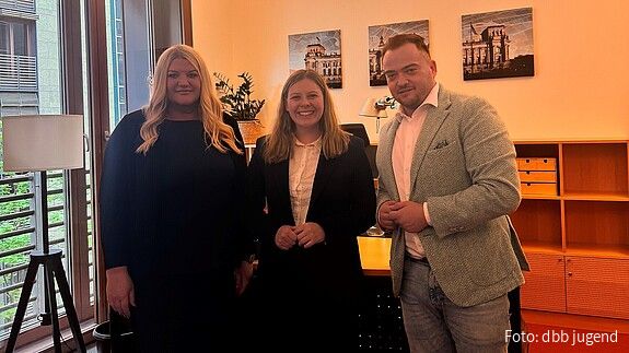 Das Foto zeigt Daria Abramov, Daniela Rump und Matthäus Fandrejewski.