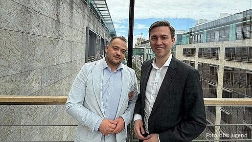 Das Foto zeigt Matthäus Fandrejewski, Vorsitzender der dbb jugend, und den CDU-Politiker Frederick Bouffier.