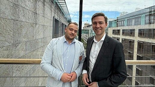 Das Foto zeigt Matthäus Fandrejewski, Vorsitzender der dbb jugend, und den CDU-Politiker Frederick Bouffier.