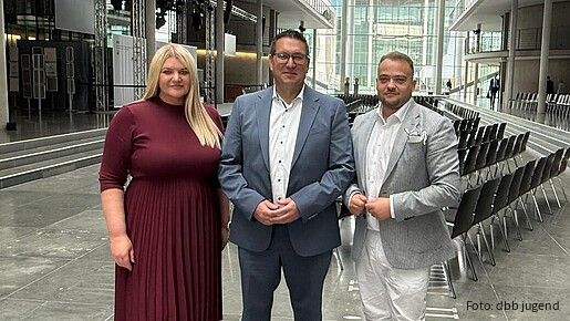 Das Foto zeigt Daria Abramov, Info Vogel und Matthäus Fandrejewski.