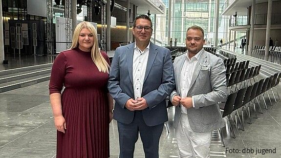 Das Foto zeigt Daria Abramov, Info Vogel und Matthäus Fandrejewski.