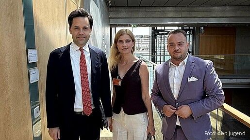 Das Foto zeigt Johannes Winkel, Chef der Jungen Union, Matthäus Fandrejewski, Vorsitzender der dbb jugend, und dbb-Jugendreferentin Anna Muzyka.