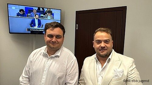 Das Foto zeigt Jan Krampe und Matthäus Fandrejewski.