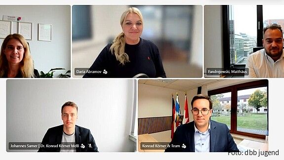 Staatsmodernisierung geht nur mit den Beschäftigten Das Foto zeigt dbb-jugend-Referentin Anna Muzyka, Daria Abramov, Matthäus Fandrejewski, Johannes Samer, Mitarbeiter von Konrad Körner, und der Bundestagsabgeordnete Konrad Körner.
