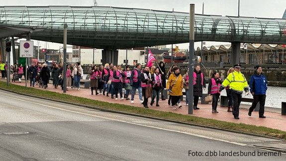 Auch Bremerhaven ist systemrelevant! Das Foto zeigt den dbb Protestzug in Bremerhaven am 24.02.2025.