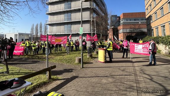 Einkommensrunde 2023 bei Bund und Kommunen: Protest in Saarbrücken