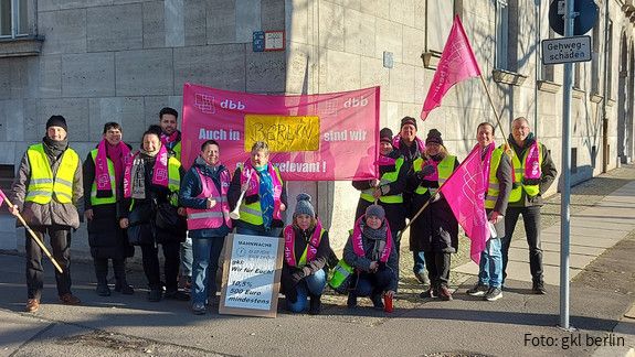 „Wir sind hier, wir sind laut, weil ihr uns die Zukunft klaut“ – so lautete das Motto der Protestaktion. gkl berlin, Einkommensrunde 2023, Mahnwache