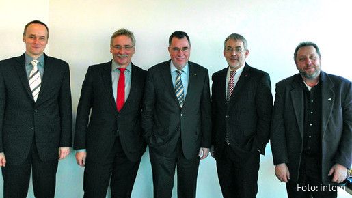 Russ mit Kommissionsvertretern