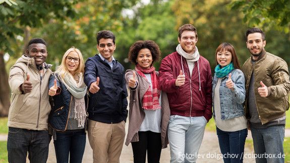 Mitbestimmung muss für jeden möglich sein. Junge Menschen halten den Daumen nach oben