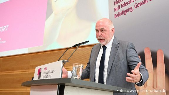 dbb Chef Ulrich Silberbach bei der 17. Frauenpolitischen Fachtagung der dbb frauen